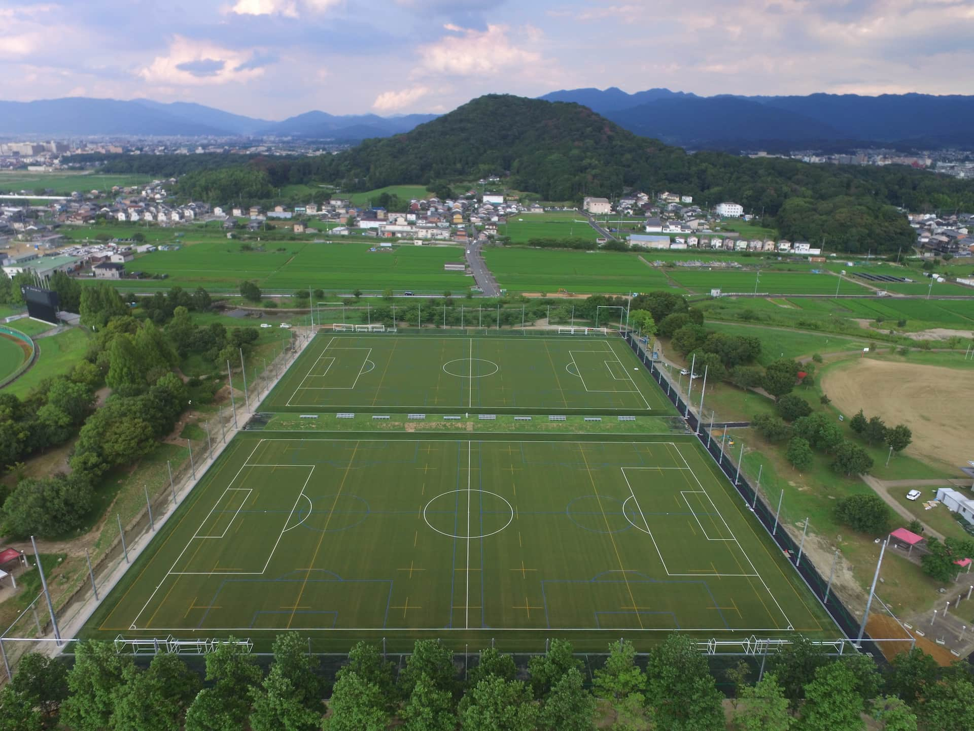 橿原運動公園 各種スポーツ レクリエーション活動を 楽しんで頂くため建設された橿原市を代表する屋外型複合運動公園